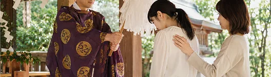 神前でご祈祷中の家族