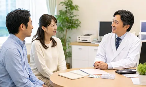 医師とカウンセリング中の夫婦