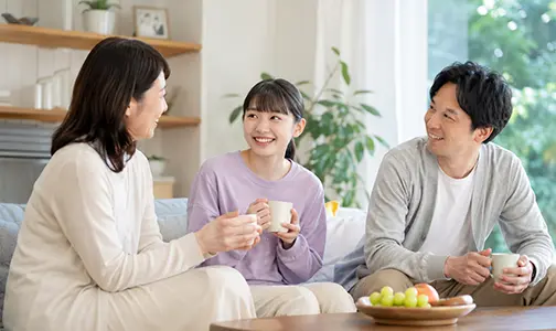 家族団欒で楽しく会話している