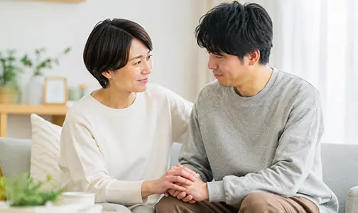 ソファに座って話す家族