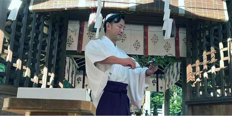 祈願する宮司