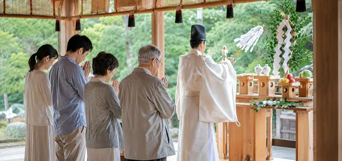手を合わせて願い事している最中の画像