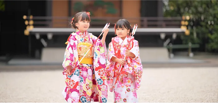 七五三詣に着物で来た女の子2人