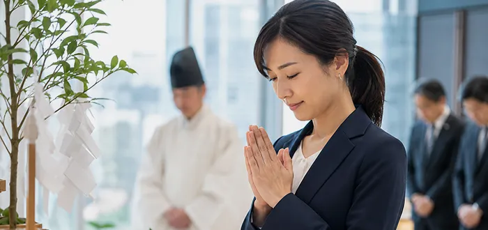 社運隆昌祈願で手を合わせて祈る参拝者の様子