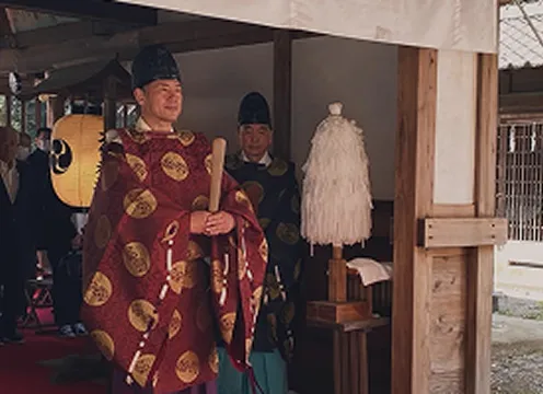 祈祷する宮司