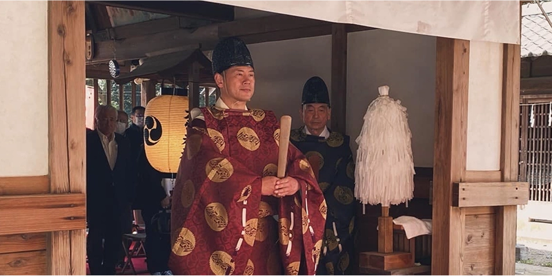 祈祷する宮司