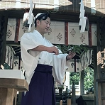 御祈祷する神主