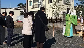工事現場に神職が伺い安全祈願をしている画像