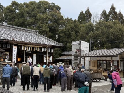 境内にお集まりの氏子さん達へお祓いの儀式を行っています