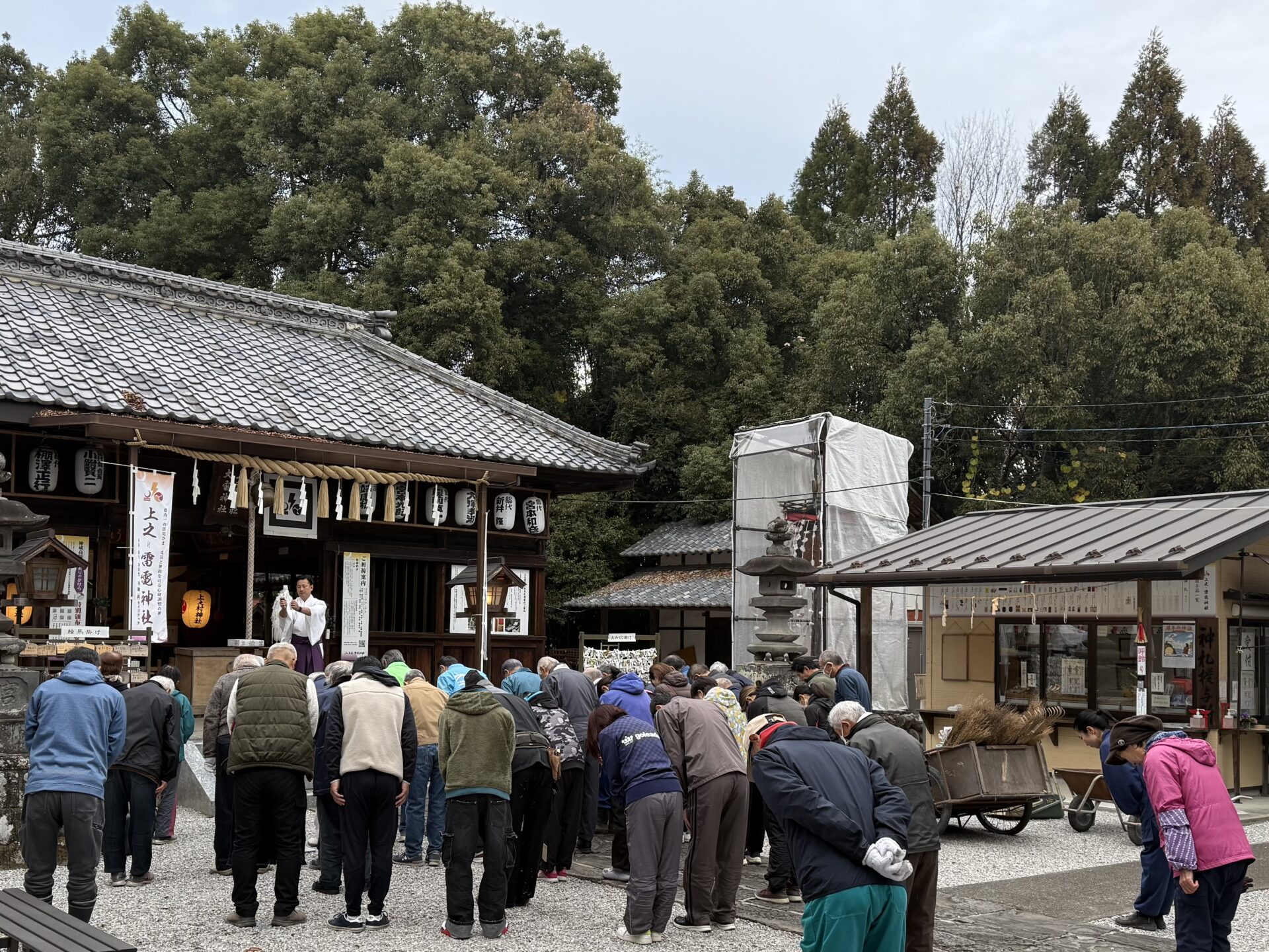 境内にお集まりの氏子さん達へお祓いの儀式を行っています