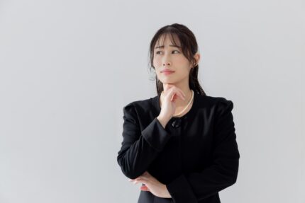 疑問に思う女性