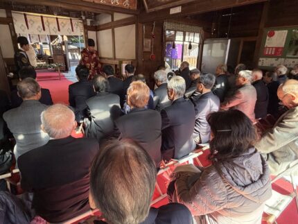 熊谷 上之雷電神社の拝殿で執り行う昇殿のご祈祷。神職が神前に奉仕し参列者が祈る情景。病気平癒・心身健全の祈り