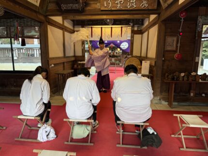 熊谷 上之雷電神社の拝殿で神職が大麻を振り修祓を行う情景。参列者を祓い清める厄除け・方位除けのご祈祷