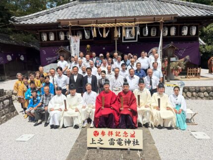 上之雷電神社 例大祭 拝殿前の参拝記念 集合写真 熊谷