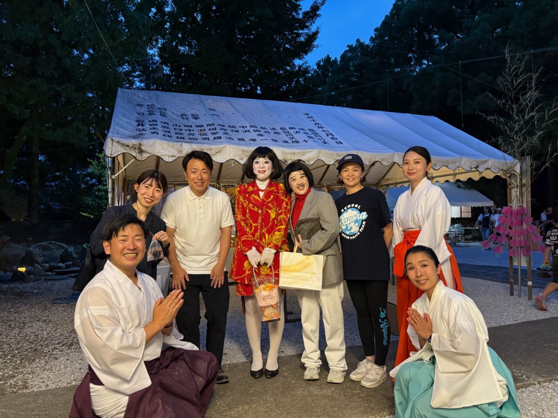上之雷電神社 例大祭 宵宮 絵馬殿前に集う神職と巫女 熊谷
