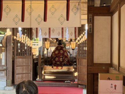 熊谷 上之雷電神社 本殿内陣で神職が奉仕する神事。埼玉で神葬祭 神式のお葬式を承る