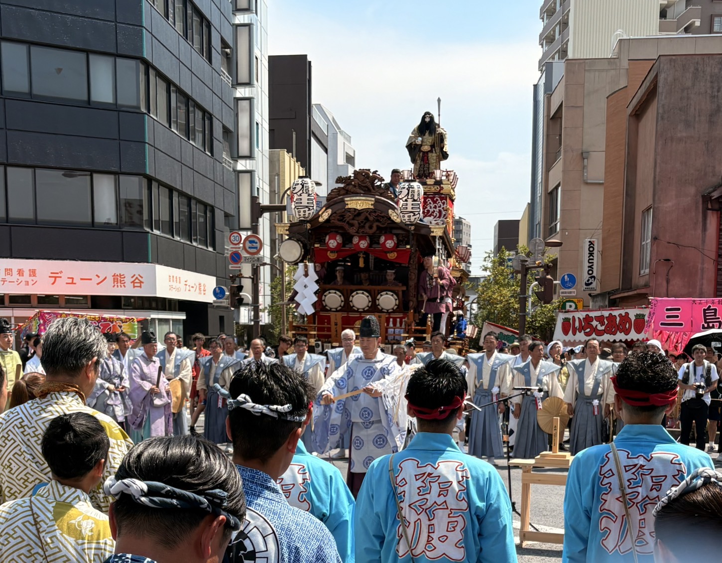 熊谷うちわ祭 山車の前でお祓いのご奉仕をする神職
