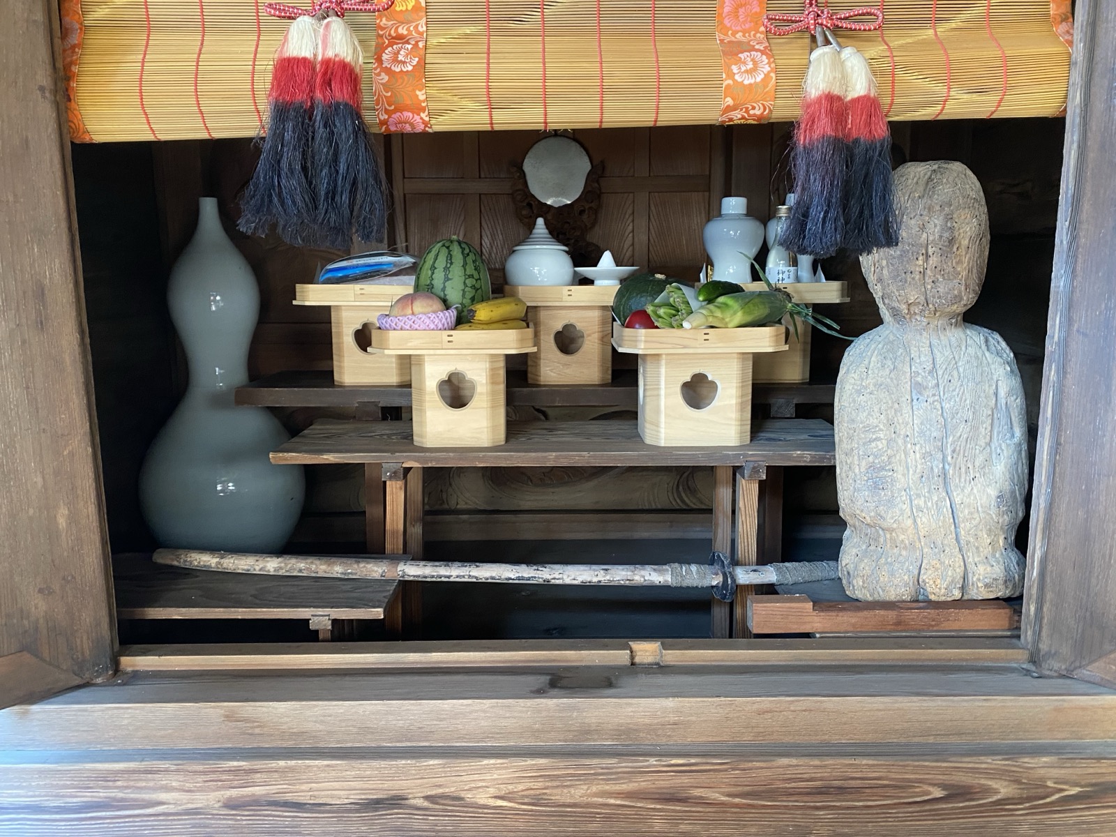 上之雷電神社 大雷神社の御前。季節の実りをお供えしている