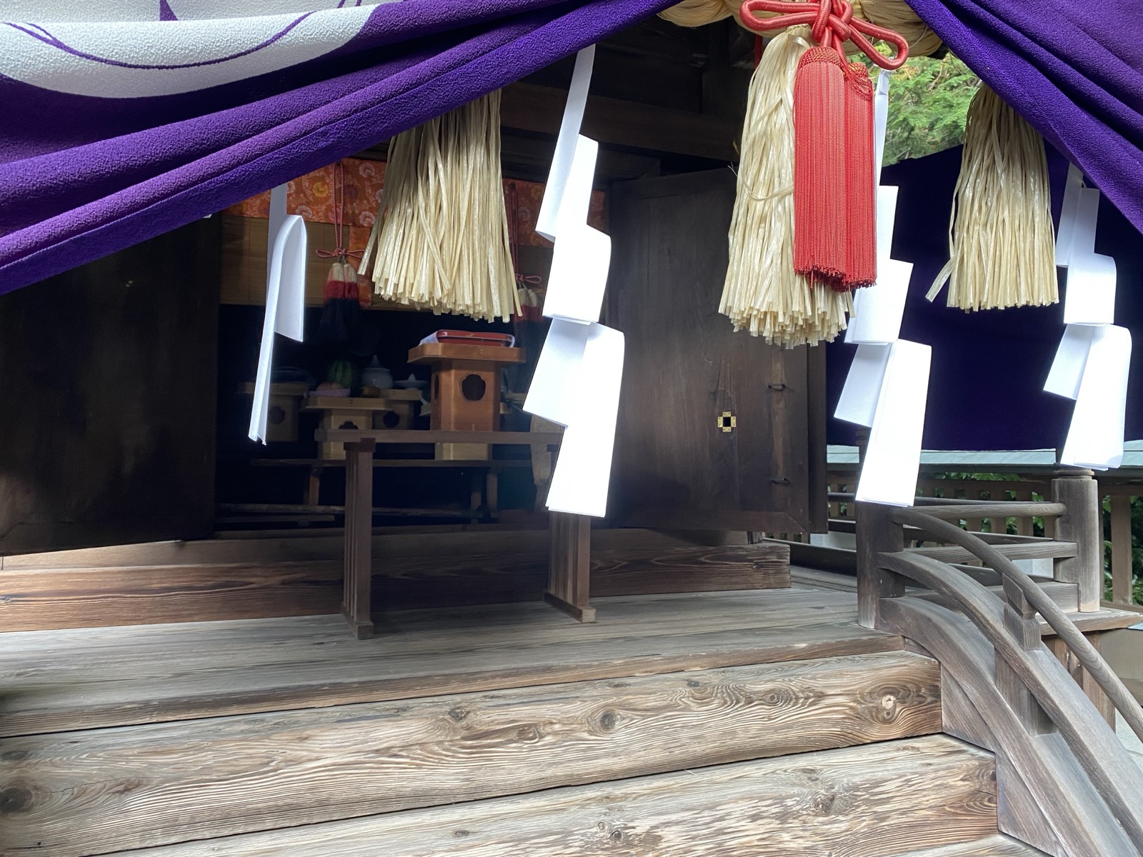上之雷電神社 摂社 大雷神社の社殿。注連縄と紙垂、紫の幕が掛かる