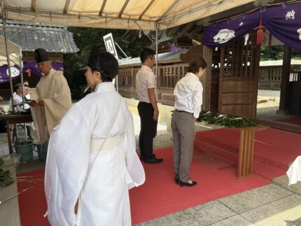 熊谷 上之雷電神社で執り行う五十日祭のご祈祷の情景。神職が奉仕する様子