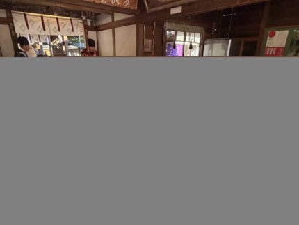 熊谷 上之雷電神社で執り行う商売繁盛のご祈祷の情景。神職が奉仕する様子