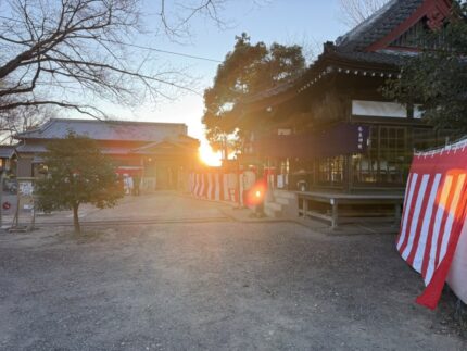上之雷電神社の境内、社殿の傍らに沈む夕日