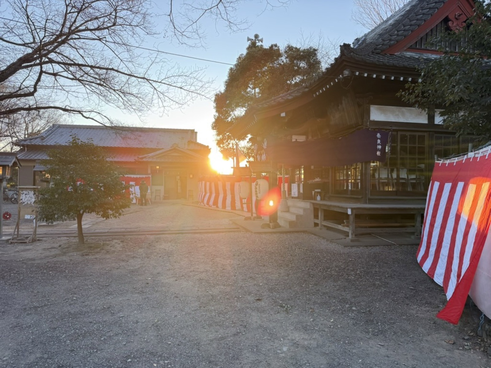 上之雷電神社の境内、社殿の傍らに沈む夕日