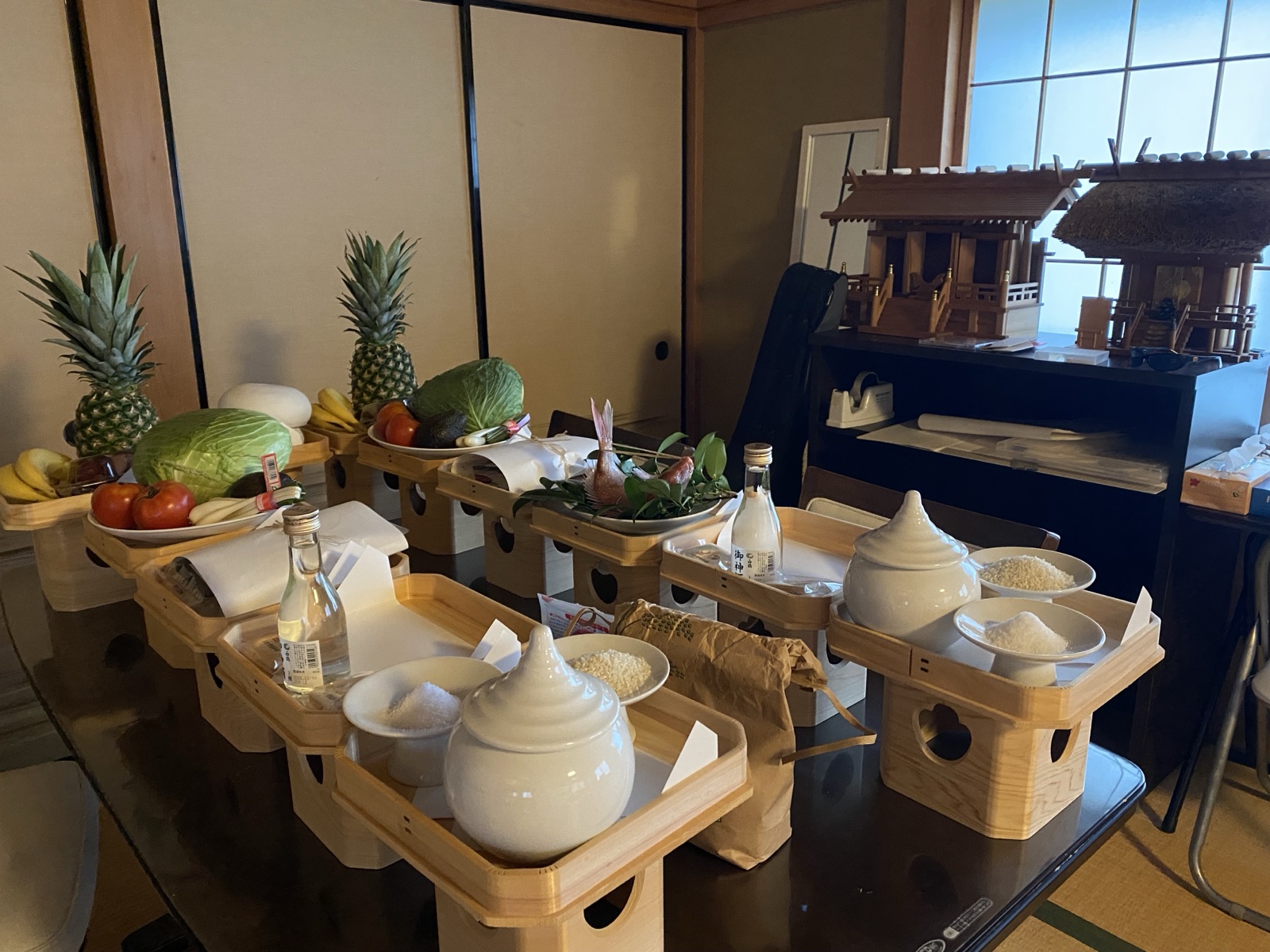 秋祭の神饌。三方に米・塩・御神酒と果物や野菜を供えた様子